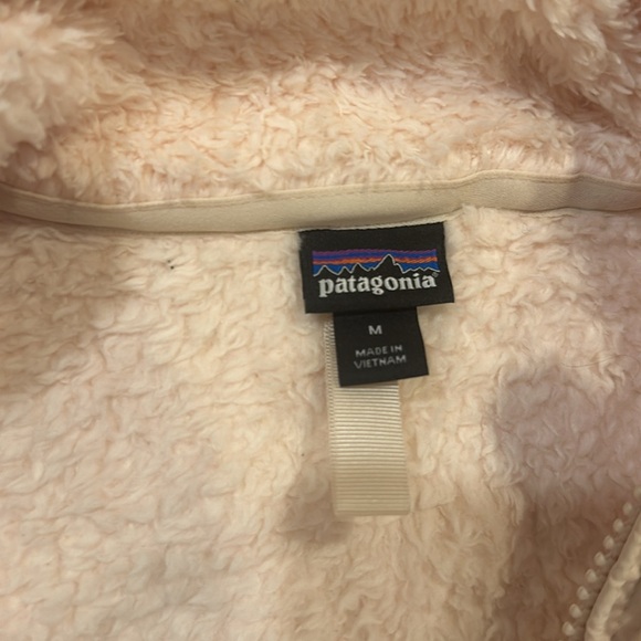 Fuzzy cream Patagonia pull over - Picture 3 of 3